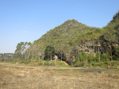 ​广东英德青塘遗址出土的1.35万年前“青塘少女”墓葬是中国发现年代最早可确认