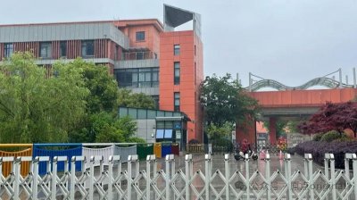 ​南通小学生大巴车事故现场救援者：“我脱下衣服，给躺在路边的女孩盖上”