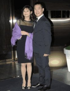 ​60岁元彪和妻子近照: 婚后夫妻恩爱十分低调, 洪金宝是半个媒人