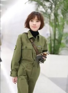 ​鲁豫近照曝光，穿连体服少女感十足，满脸胶原蛋白